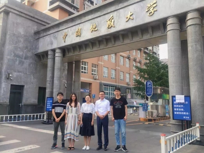 左一、左三为足球角球比分
2017级硕士研究生任浩然、喻月